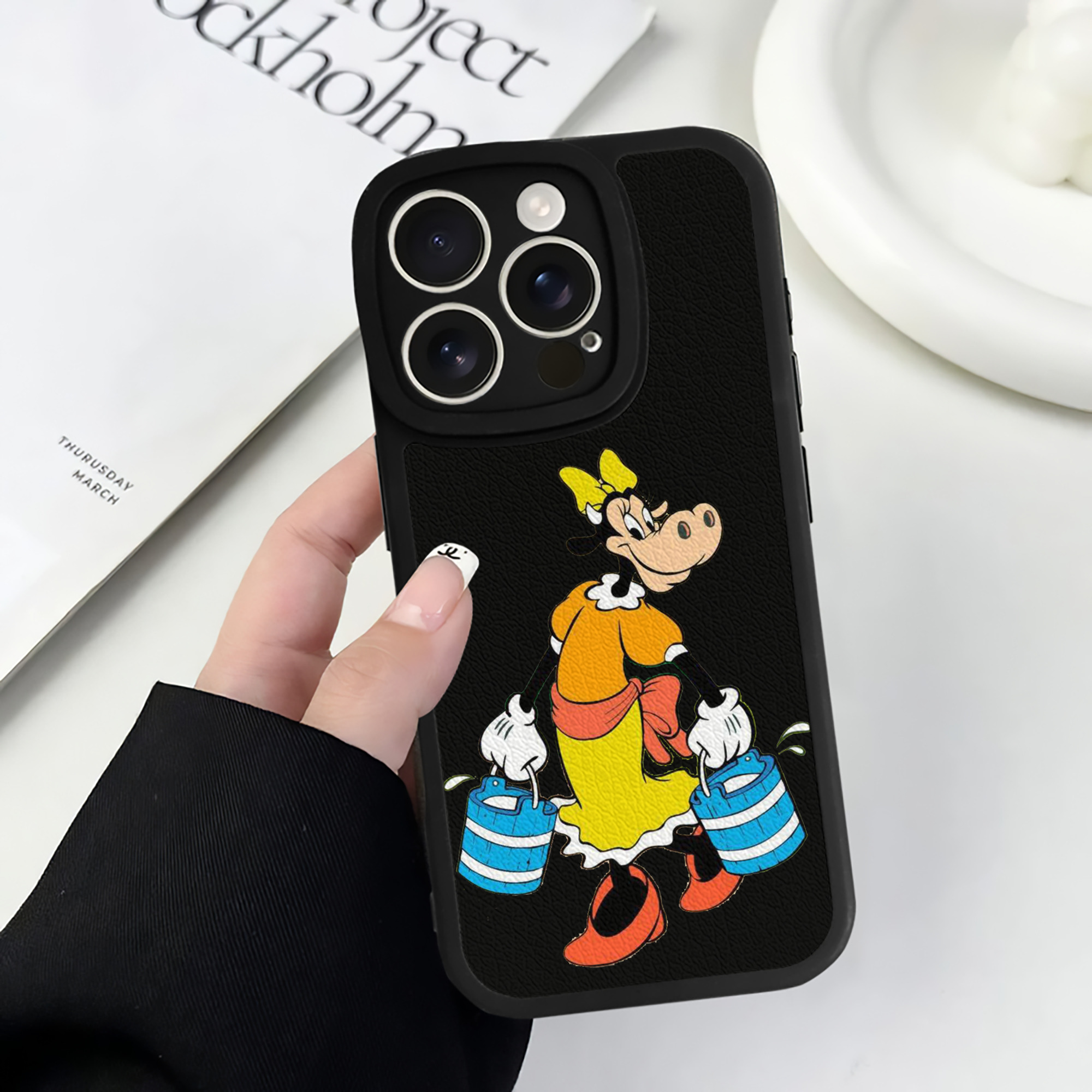 （画像用） ミッキーマウス Mickey Mouse 【iPhone 16シリーズ対応】シリコンスマホケース（レザー調） 材質：シリコン